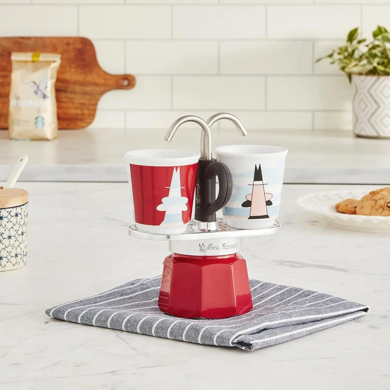 Купити Гейзерна кавоварка Bialetti Mini Express Magritte 80 мл з 2 чашками Гейзерна кавоварка Bialetti Mini Express Magritte 80 мл з 2 чашками