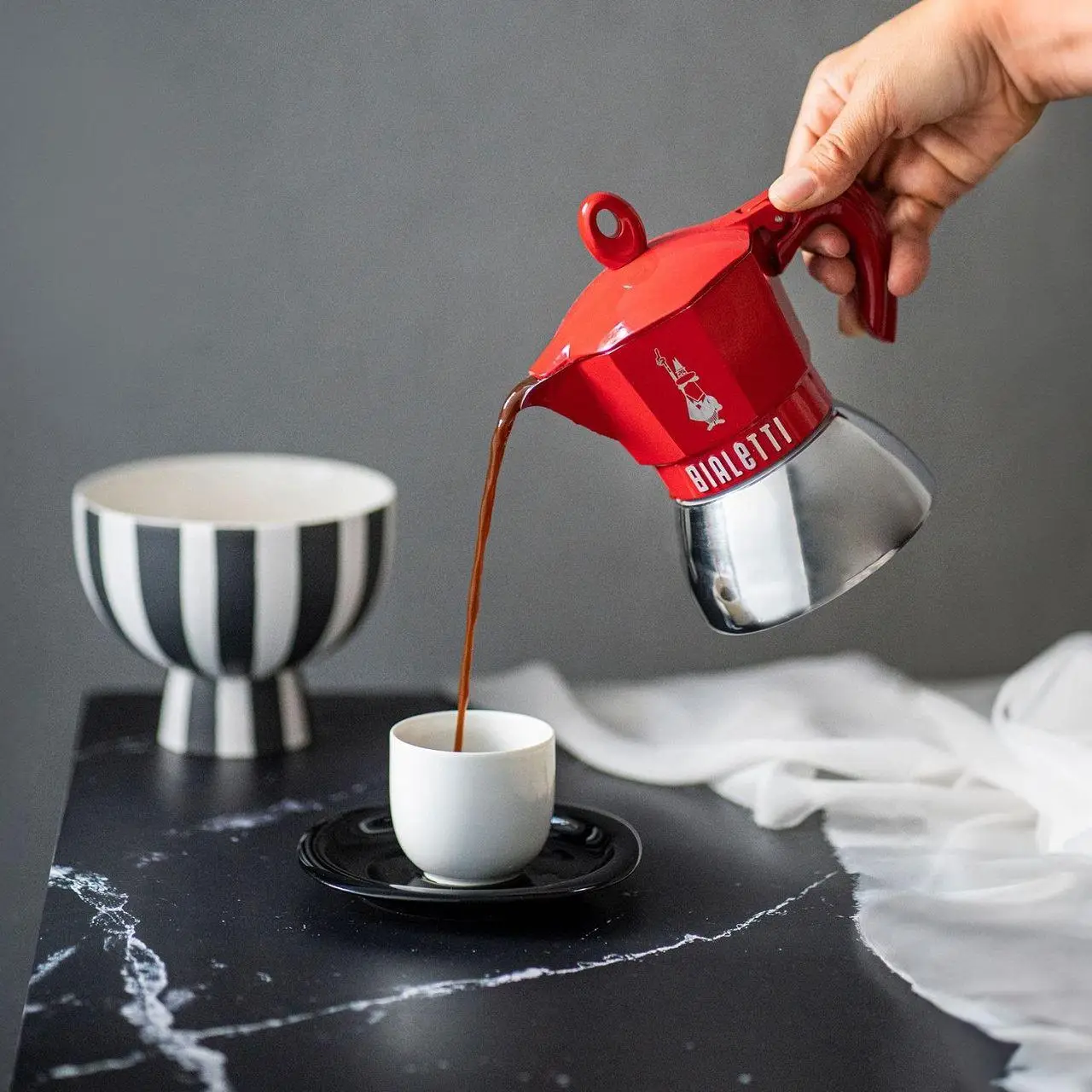 Купити Гейзерна кавоварка Bialetti Moka Exclusive Induction Red 2 чашки Гейзерна кавоварка Bialetti Moka Exclusive Induction Red 2 чашки