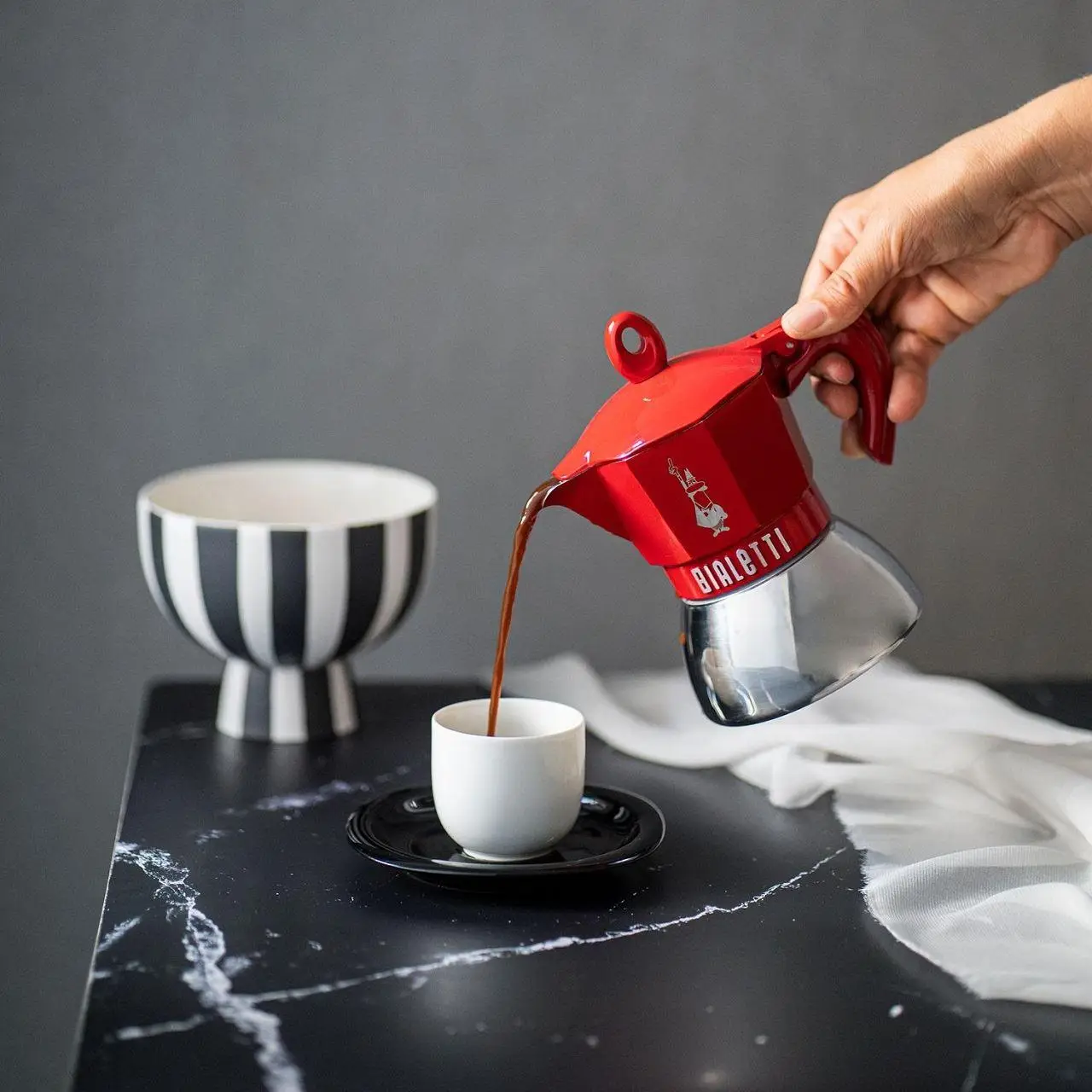 Купити Гейзерна кавоварка Bialetti Moka Exclusive Induction Red 2 чашки Гейзерна кавоварка Bialetti Moka Exclusive Induction Red 2 чашки