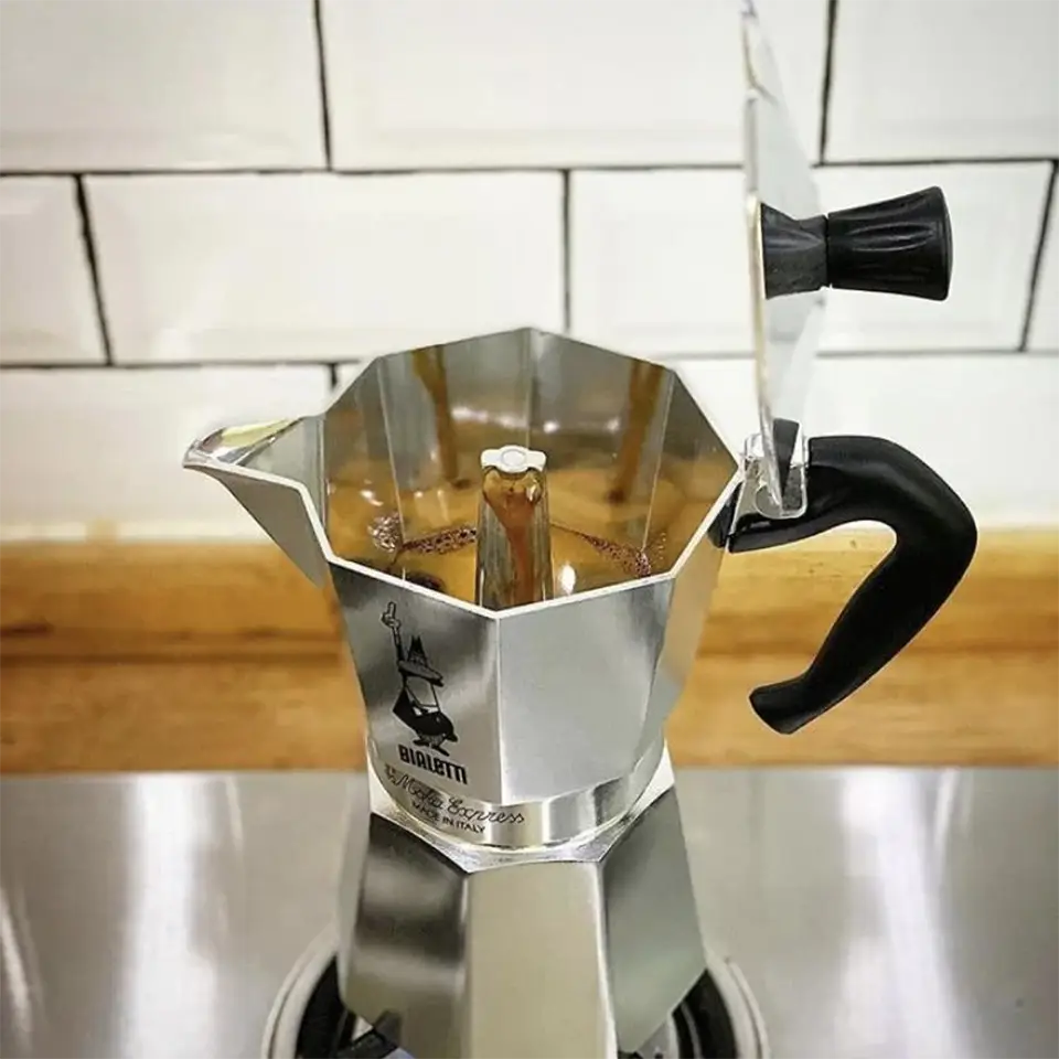 Купити Гейзерна кавоварка Bialetti Moka Express 190 мл. 4 чашки Гейзерна кавоварка Bialetti Moka Express 190 мл. 4 чашки